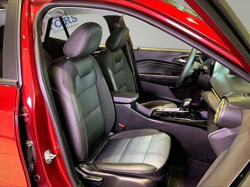 Used 2025 Chevrolet Trax LT FWD image 29