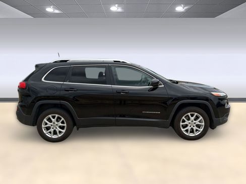 Used 2018 Jeep Cherokee Latitude Plus w/ Comfort/Convenience Group FWD image 8