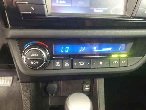 Used 2015 Toyota Corolla LE image 19