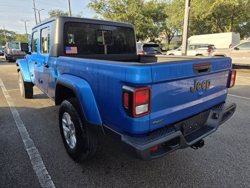 Used 2023 Jeep Gladiator Sport AWD/4WD image 3