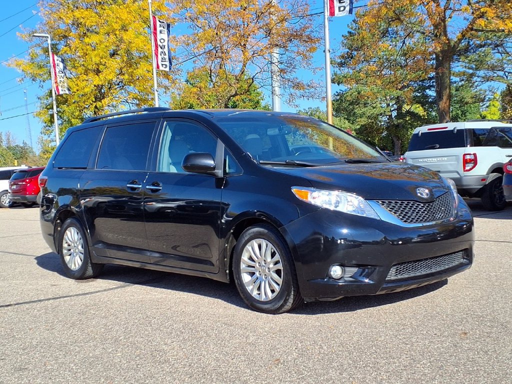 Used 2015 Toyota Sienna XLE w/ XLE Navigation Package FWD image 3
