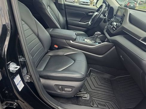 Used 2021 Toyota Highlander XLE AWD/4WD image 32