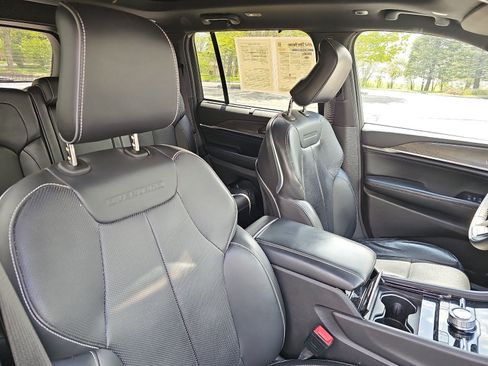 Used 2022 Jeep Grand Cherokee Overland w/ Luxury Tech Group IV AWD/4WD image 11