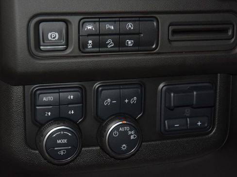 Used 2024 Chevrolet Suburban Z71 w/ Off-Road Capability Package AWD/4WD image 34