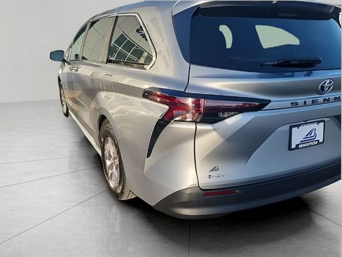 Used 2025 Toyota Sienna LE image 5