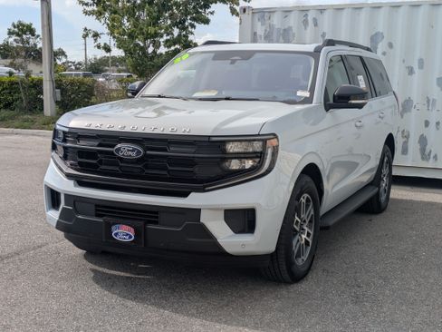 Used 2025 Ford Expedition Active RWD image 8