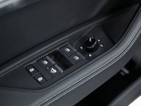 Used 2022 Audi e-tron Premium image 18