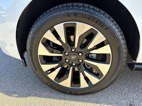 Used 2025 Ford Expedition Platinum w/ Driver's Package AWD/4WD image 7