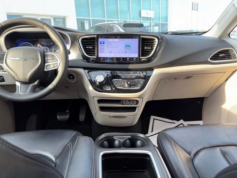 Used 2023 Chrysler Pacifica Touring-L FWD image 9