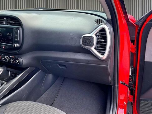 Used 2025 Kia Soul LX FWD image 16