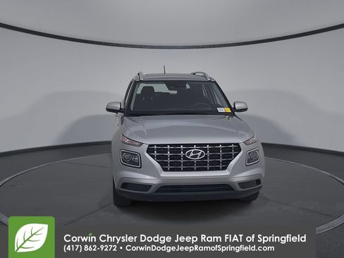 Used 2025 Hyundai Venue SEL FWD image 5