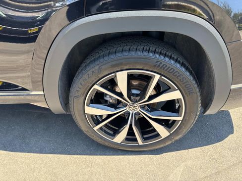 Certified 2025 Volkswagen Atlas SEL Premium R-Line image 9