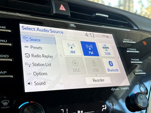 Used 2019 Toyota Camry Hybrid image 8