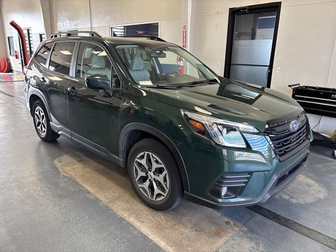 Used 2023 Subaru Forester Premium AWD/4WD image 1