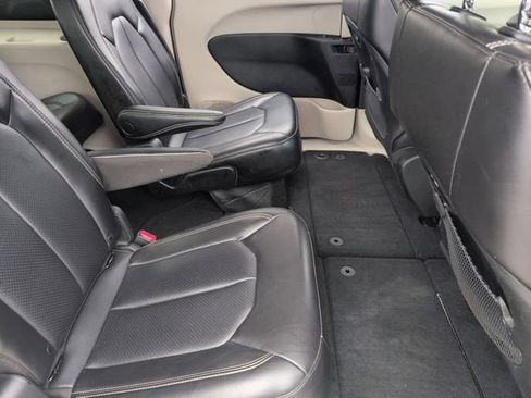 Used 2023 Chrysler Pacifica Touring-L FWD image 25
