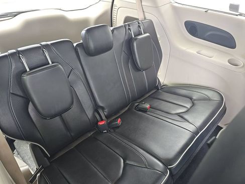 Used 2023 Chrysler Pacifica Limited FWD image 7