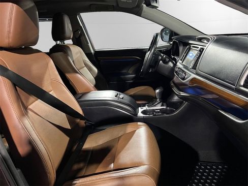 Used 2017 Toyota Highlander Limited image 15