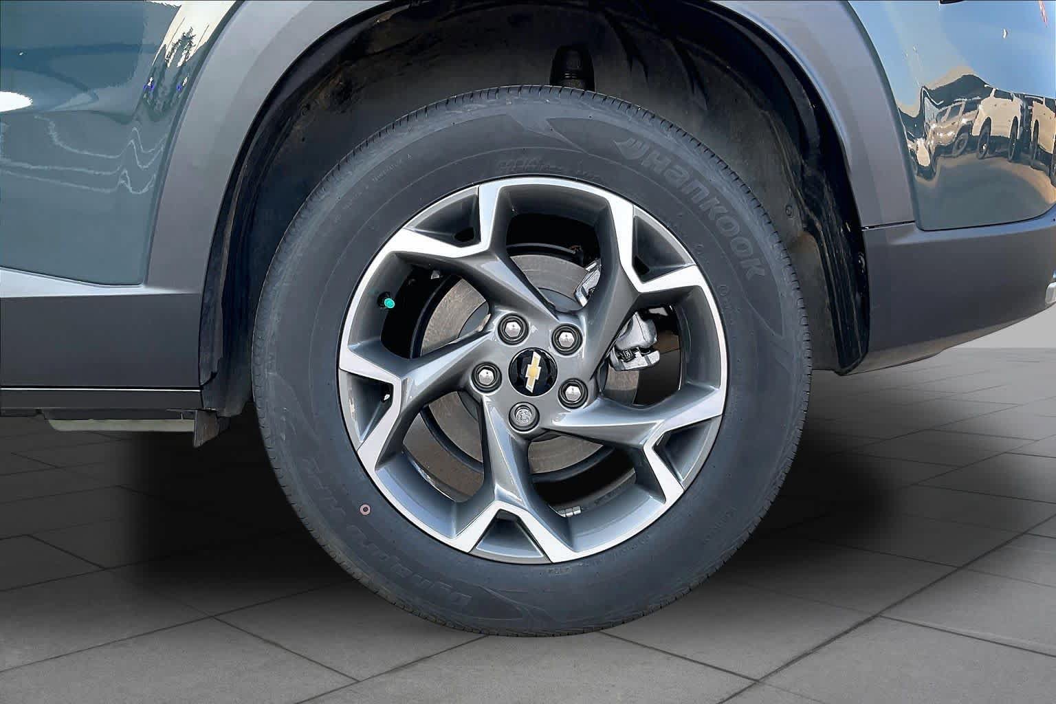 Used 2025 Chevrolet Trax LT w/ Driver Confidence Package FWD image 12