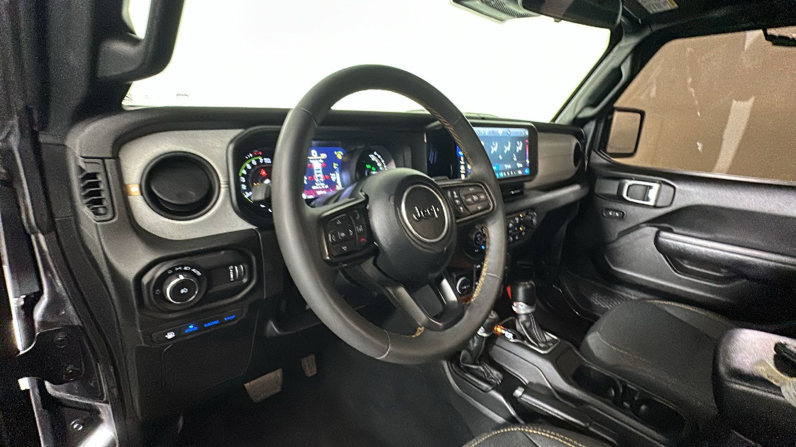 Used 2024 Jeep Wrangler Unlimited w/ Convenience Group AWD/4WD image 16