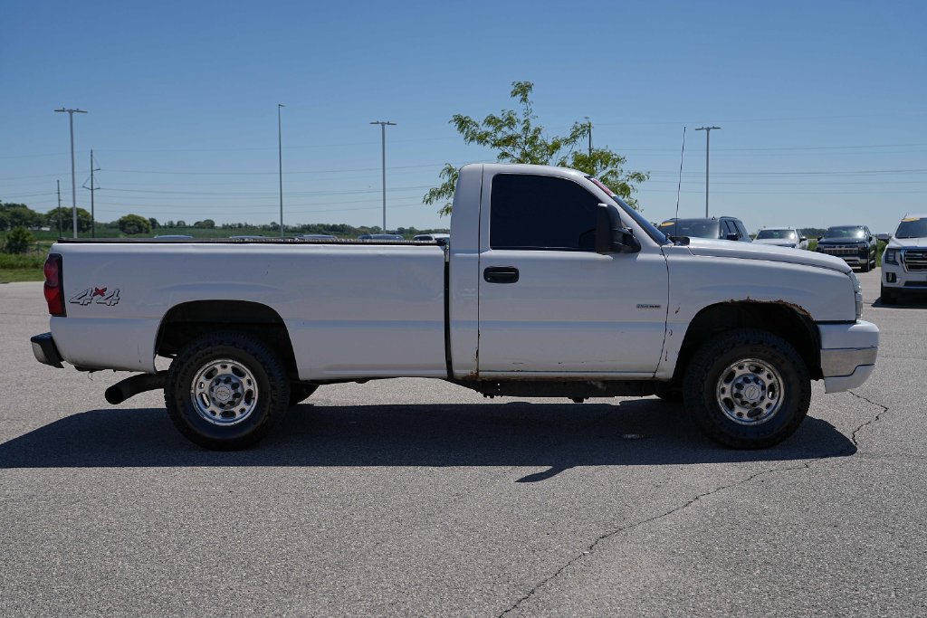 Used 2006 Chevrolet Silverado 2500 W/T w/ Heavy-Duty Power Package AWD/4WD image 5
