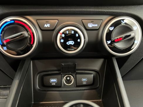 Used 2025 Hyundai Venue SE image 45