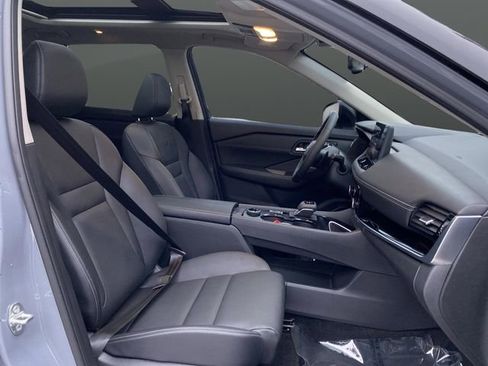 Used 2025 Nissan Rogue SL w/ SL Premium Package image 32