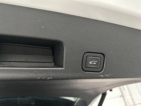 Used 2025 Chevrolet Traverse LT w/ Sun and Wheel Package FWD image 31