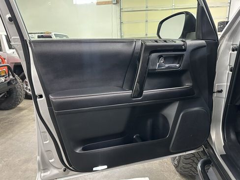 Used 2017 Toyota 4Runner TRD Off-Road AWD/4WD image 35