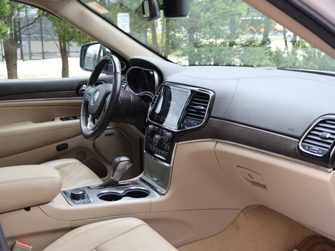 Used 2021 Jeep Grand Cherokee Overland AWD/4WD image 25