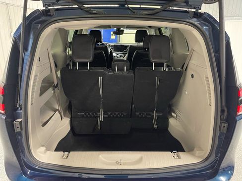 Used 2022 Chrysler Pacifica Touring-L image 11