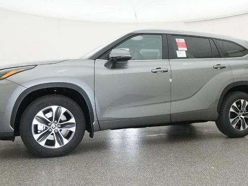 New 2026 Toyota Highlander XLE image 18