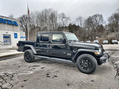 Used 2023 Jeep Gladiator Overland image 11