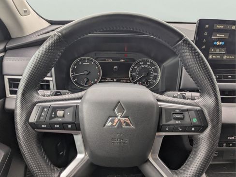 Used 2025 Mitsubishi Outlander SE FWD image 28