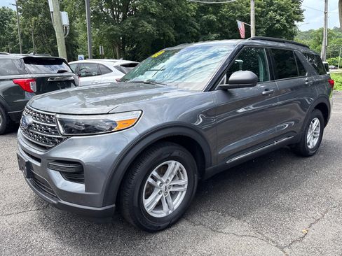 Used 2023 Ford Explorer XLT image 3