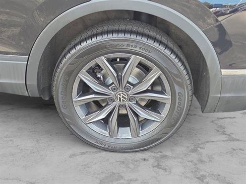 Used 2022 Volkswagen Tiguan SE image 3