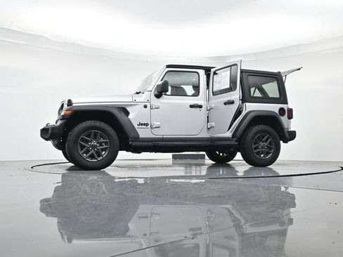 Used 2024 Jeep Wrangler Unlimited Rubicon AWD/4WD image 58