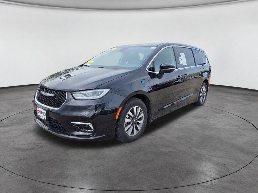 Used 2023 Chrysler Pacifica Touring-L FWD image 3
