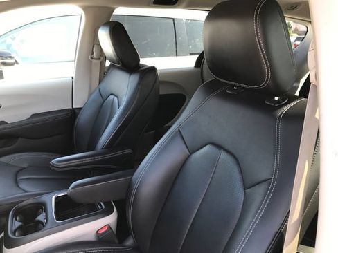 Used 2024 Chrysler Pacifica Limited FWD image 4