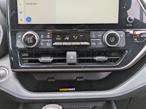 Used 2023 Toyota Highlander XLE FWD image 21