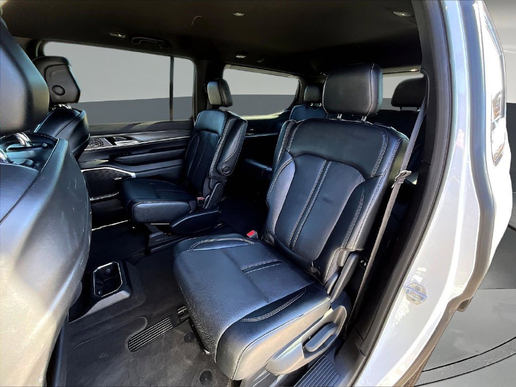 Used 2024 Jeep Wagoneer Series III AWD/4WD image 25