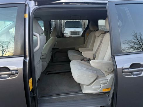 Used 2011 Toyota Sienna LE image 19