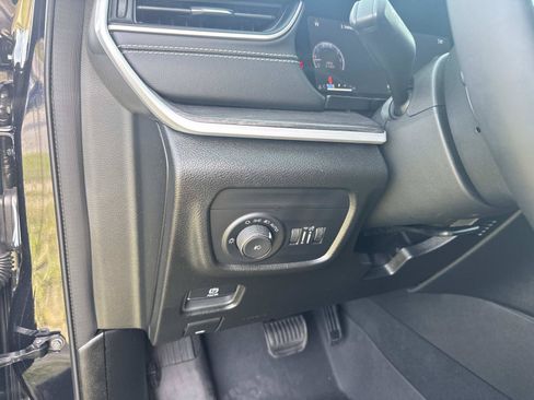 Used 2024 Jeep Grand Cherokee Limited AWD/4WD image 31