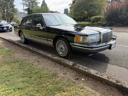 Used 1993 Lincoln Town Car Signature RWD image 6