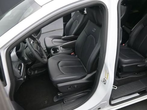 Used 2024 Chrysler Pacifica Limited FWD image 17