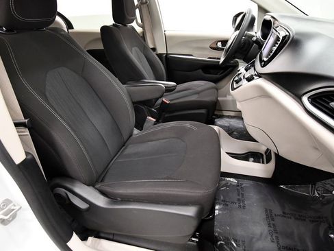 Used 2023 Chrysler Voyager LX image 19