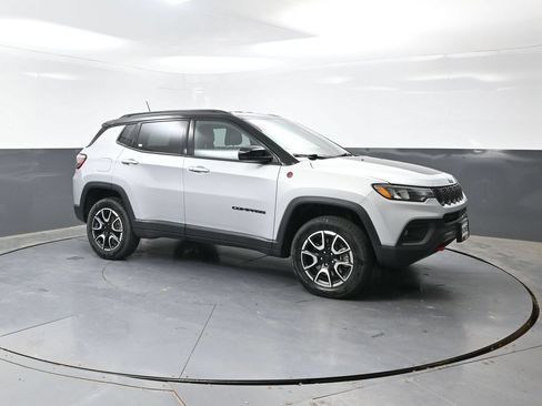 Used 2024 Jeep Compass Trailhawk AWD/4WD image 5