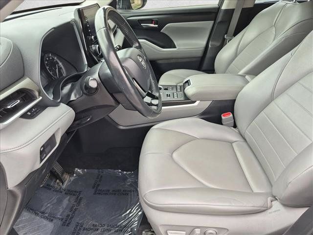Used 2020 Toyota Highlander XLE AWD/4WD image 17