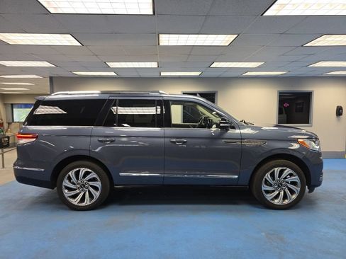 Used 2023 Lincoln Navigator Reserve AWD/4WD image 2