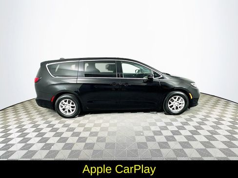 Used 2025 Chrysler Pacifica Select image 11