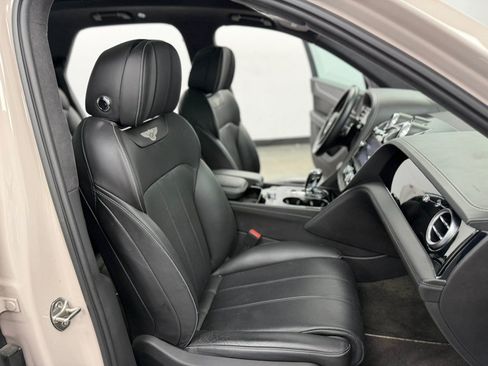 Used 2019 Bentley Bentayga AWD/4WD image 36
